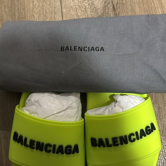 ✨BNIB Balenciaga slides✨ - Picture 3 of 4